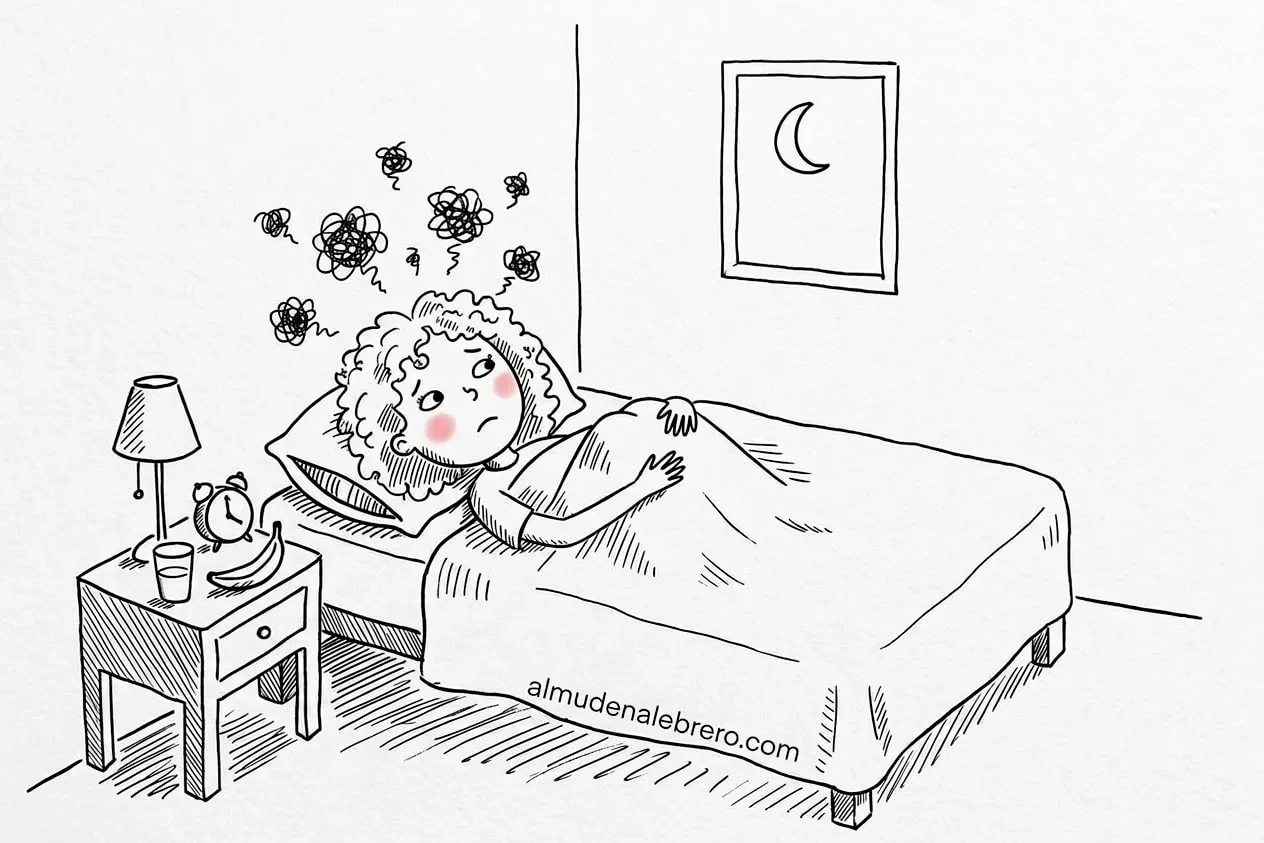 Ilustración en tinta de una mujer despierta en la cama por la noche, con pensamientos enredados sobre la cabeza; en la mesilla hay una lámpara, un despertador, un vaso de leche y un plátano, y en la pared un cuadro con la luna